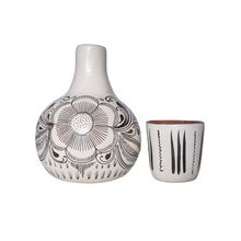 Cargar imagen en el visor de la galería, Jarra mini con tapa para agua de barro bruñido decorado con flores y pájaros