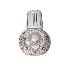 Cargar imagen en el visor de la galería, Jarra mini con tapa para agua de barro bruñido decorado con flores y pájaros