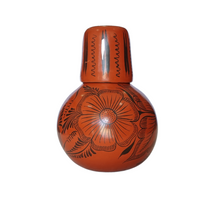 Cargar imagen en el visor de la galería, Jarra mini con tapa para agua de barro bruñido decorado con flores y pájaros