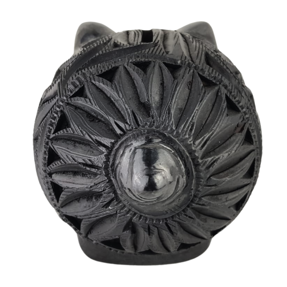 Alcancía con forma de cerdito, elaborada con barro negro en Oaxaca