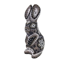 Cargar imagen en el visor de la galería, Conejo sentado, hecho de papel maché con motivos Wixárica