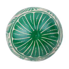 Cargar imagen en el visor de la galería, Esfera navideña de jícara de árbol