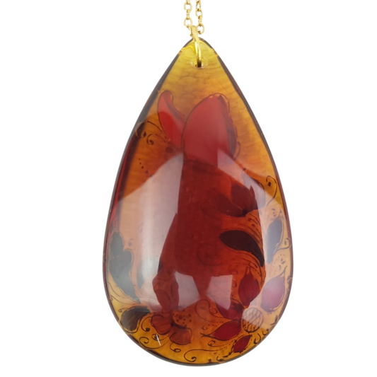 Dije de gota grande de cristal decorado con flores y mariposas