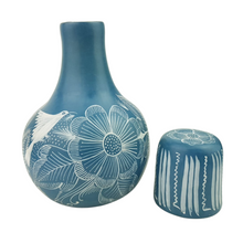 Cargar imagen en el visor de la galería, Jarra mini con tapa para agua de barro bruñido decorado con flores y pájaros