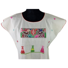 Cargar imagen en el visor de la galería, Blusa corte recto con finos bordados de hilván, decorada con motivos tradicionales de Puebla