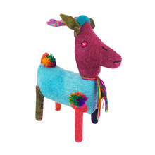 Cargar imagen en el visor de la galería, Animalito de lana, venado grande artesanal hecho a mano en Chiapas