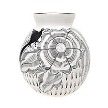 Cargar imagen en el visor de la galería, Florero mediano de barro bruñido decorado con flores y pájaros