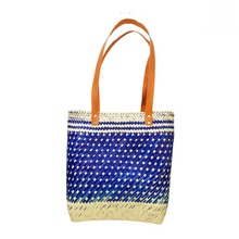 Cargar imagen en el visor de la galería, Bolsa de palma diseño de punto, teñida con tintes naturales tejida a mano y asa de piel