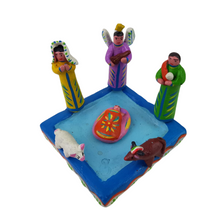 Cargar imagen en el visor de la galería, Nacimiento chico de barro betus