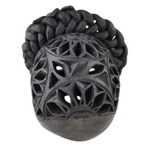 Cargar imagen en el visor de la galería, Cráneo Frida de barro negro hecho en Oaxaca