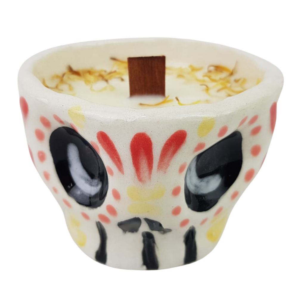 Veladora aromática en taza de cerámica con forma de calaverita, hecha en Guadalajara, Jalisco