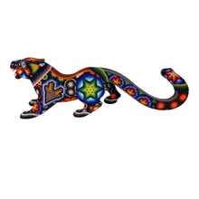 Cargar imagen en el visor de la galería, Jaguar grande hecho de madera tallado a mano y decorado con motivos wixárika