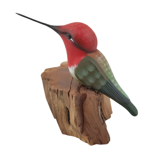 Colibrí de barro sobre base de madera, elaborado y decorado a mano