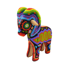 Cargar imagen en el visor de la galería, Borrego cimarrón chico decorado con motivos wixárika