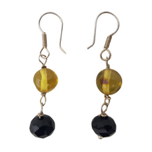 Cargar imagen en el visor de la galería, Arete con resina de ámbar