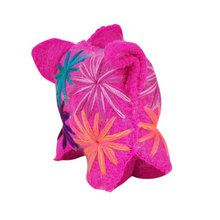 Cargar imagen en el visor de la galería, Animalito de lana, peluche puerquito artesanal bordado a mano en Chiapas