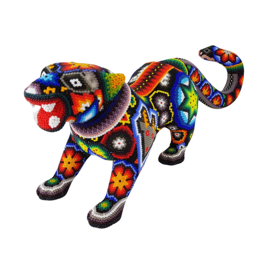 Jaguar grande hecho de madera tallado a mano y decorado con motivos wixárika