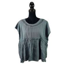 Cargar imagen en el visor de la galería, Blusa mariposa de manta con corte suelto, hecha en Oaxaca