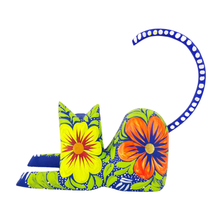 Cargar imagen en el visor de la galería, Alebrije oaxaqueño mediano, con forma de gato echado, de madera de copal