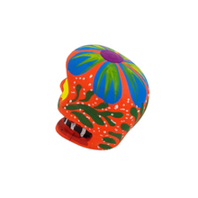 Cargar imagen en el visor de la galería, Alebrije cráneo mini tallado en madera copal y decorado a mano
