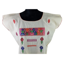 Cargar imagen en el visor de la galería, Blusa corte recto con finos bordados de hilván, decorada con motivos tradicionales de Puebla