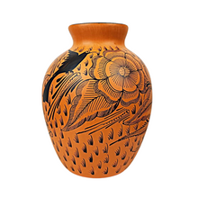 Cargar imagen en el visor de la galería, Florero mediano de barro bruñido decorado con flores y pájaros