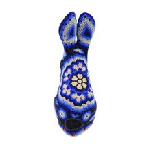 Cargar imagen en el visor de la galería, Conejo sentado, hecho de papel maché con motivos Wixárica
