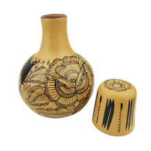 Cargar imagen en el visor de la galería, Jarra mini con tapa para agua de barro bruñido decorado con flores y pájaros