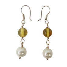 Cargar imagen en el visor de la galería, Arete con resina de ámbar