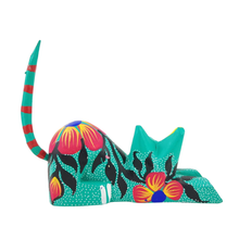 Cargar imagen en el visor de la galería, Alebrije oaxaqueño mediano, con forma de gato echado, de madera de copal