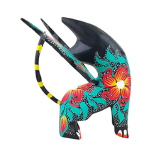 Cargar imagen en el visor de la galería, Alebrije oaxaqueño mediano, con forma de gato con alas, de madera de copal