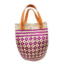 Cargar imagen en el visor de la galería, Bolsa de palma chodiní teñida con tintes naturales tejida a mano y asa de piel