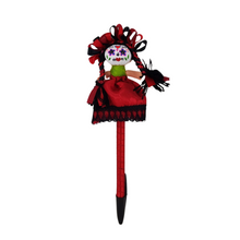 Cargar imagen en el visor de la galería, Pluma con muñequita de trapo otomí Lele catrina