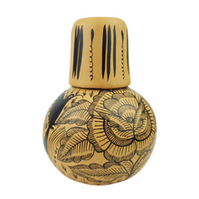 Cargar imagen en el visor de la galería, Jarra mini con tapa para agua de barro bruñido decorado con flores y pájaros