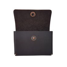 Cargar imagen en el visor de la galería, Tarjetero de piel oscura con broche