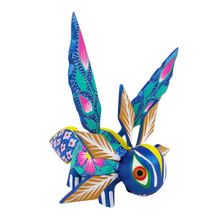 Cargar imagen en el visor de la galería, Alebrije oaxaqueño mediano, con forma de ajolote, de madera de copal