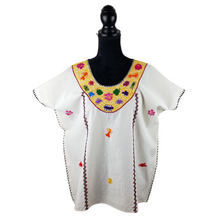 Cargar imagen en el visor de la galería, Blusa Amuzgo de manta con bordados tradicionales