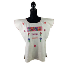Cargar imagen en el visor de la galería, Blusa corte recto con finos bordados de hilván, decorada con motivos tradicionales de Puebla