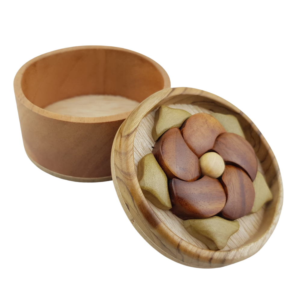 Joyero de madera con flor, elaborado con la técnica de inatrsia