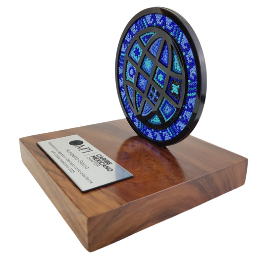 Reconocimiento con artesanía mexicana. Logotipo empresarial decorado con arte wixárika, en trofeo con base de madera y placa metálica personalizada (Copia)