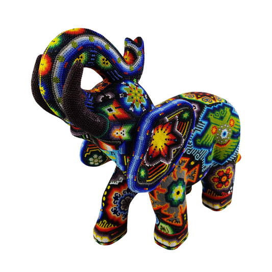 Elefante tallado en madera decorado con motivos Wixárika
