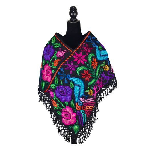 Quexquémetl, capita mediana de acrilán con bordado en punto de cruz o puntada antigua