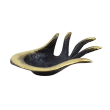 Cargar imagen en el visor de la galería, Cenicero con forma de mano, de cobre fundido