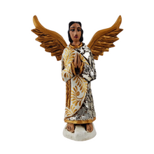 Cargar imagen en el visor de la galería, Angelito de pie con alas, tallado en madera y decorado con alas doradas