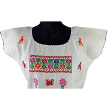 Cargar imagen en el visor de la galería, Blusa corte recto con finos bordados de hilván, decorada con motivos tradicionales de Puebla