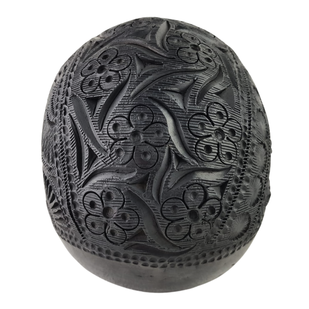 Cráneo grande elaborado con barro negro, en Oaxaca