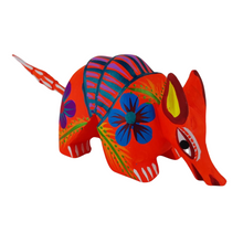 Cargar imagen en el visor de la galería, Alebrije oaxaqueño mediano, con forma de armadillo, de madera de copal