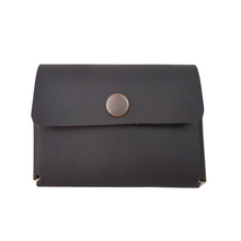 Cargar imagen en el visor de la galería, Tarjetero de piel oscura con broche