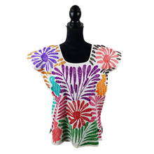 Cargar imagen en el visor de la galería, Huipil de manta con puntada de gallo o palmita