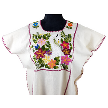Cargar imagen en el visor de la galería, Blusa Amuzgo de manta con bordados tradicionales